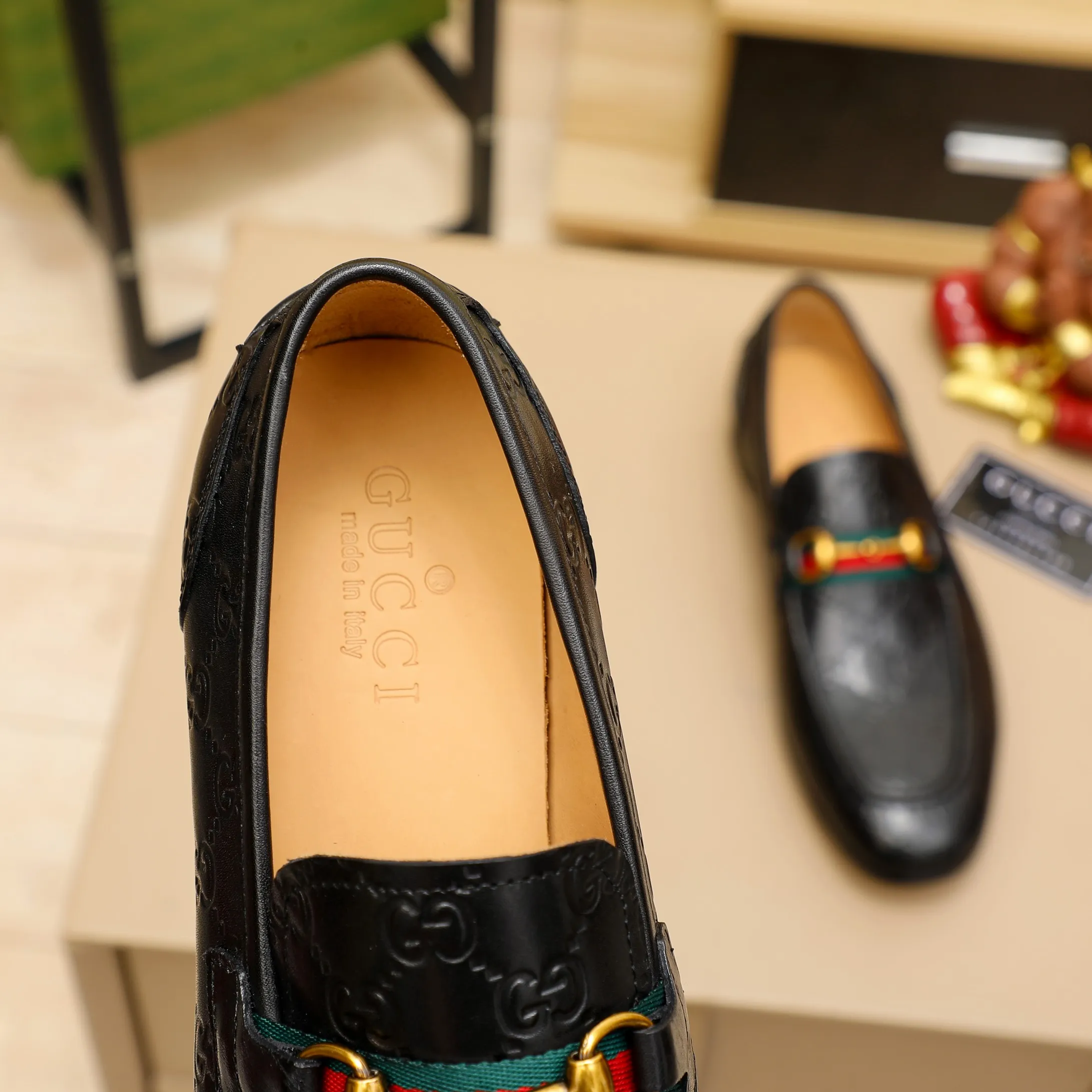 p480 GUCCI 2021 men’s latest casual leather shoes👞! Available at counters simultaneously! A one-to-one replica of the original. All imported top layer calfskin. The interior is made of top-grade cowhide, and the original factory-supplied rubber outsole is used. Leading new fashion concepts. Black, brown, matching sizes: 38-45